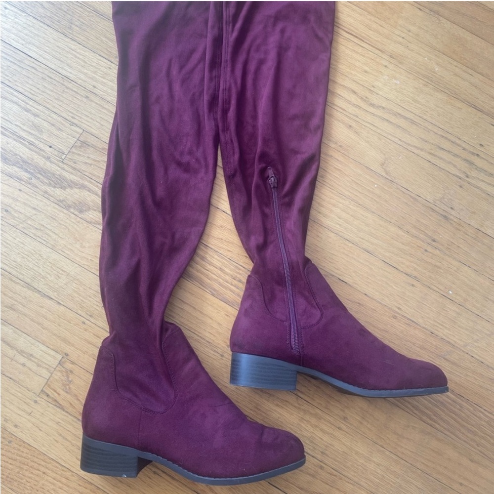 Maroon thigh high boots
FOREVER 21
Size: 7.5 but fit more 8.